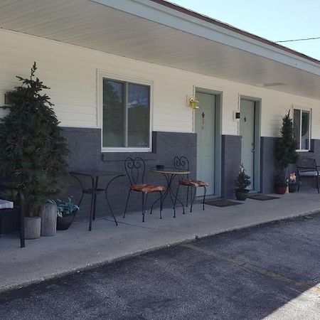 Bear Cove Inn Saint Ignace Exteriör bild