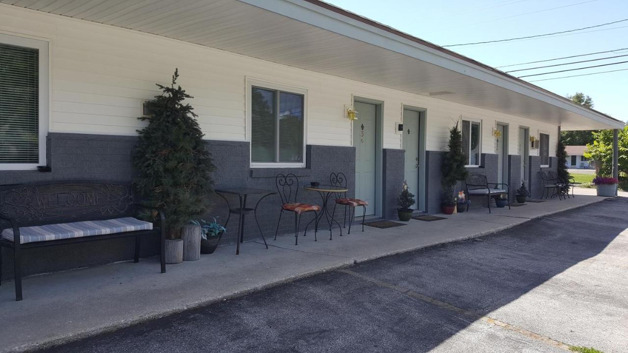 Bear Cove Inn Saint Ignace Exteriör bild