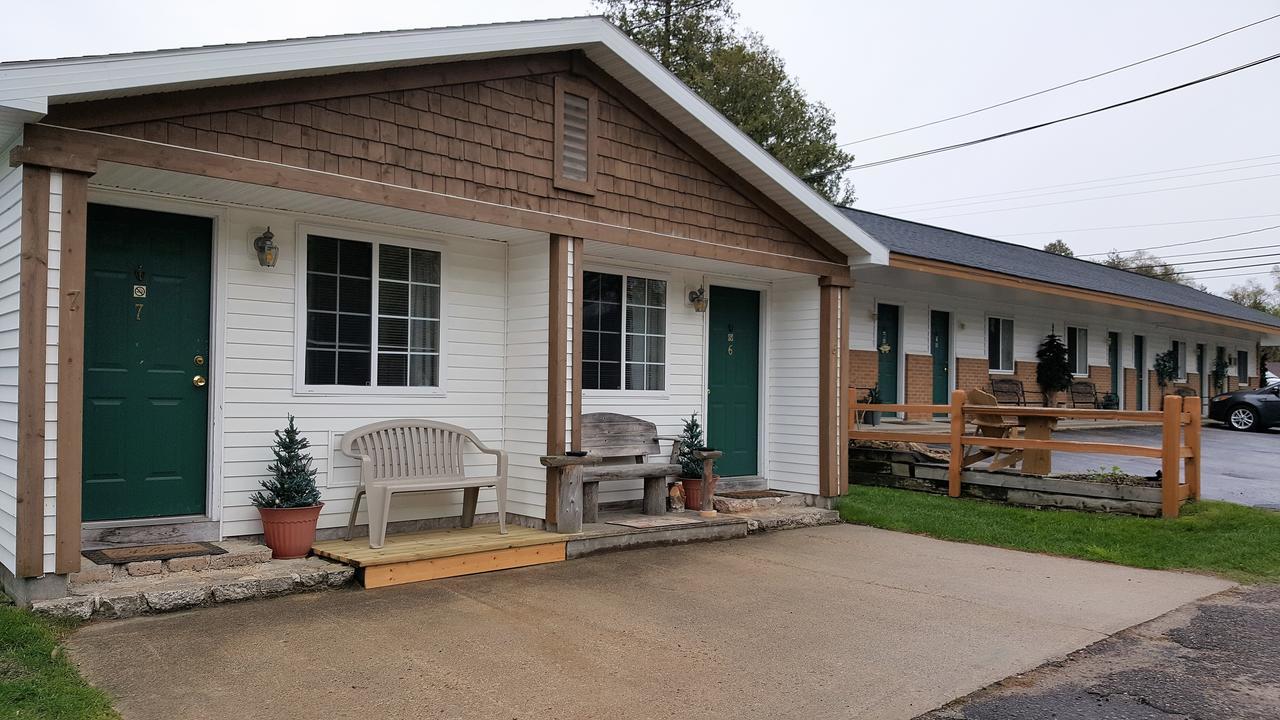 Bear Cove Inn Saint Ignace Exteriör bild