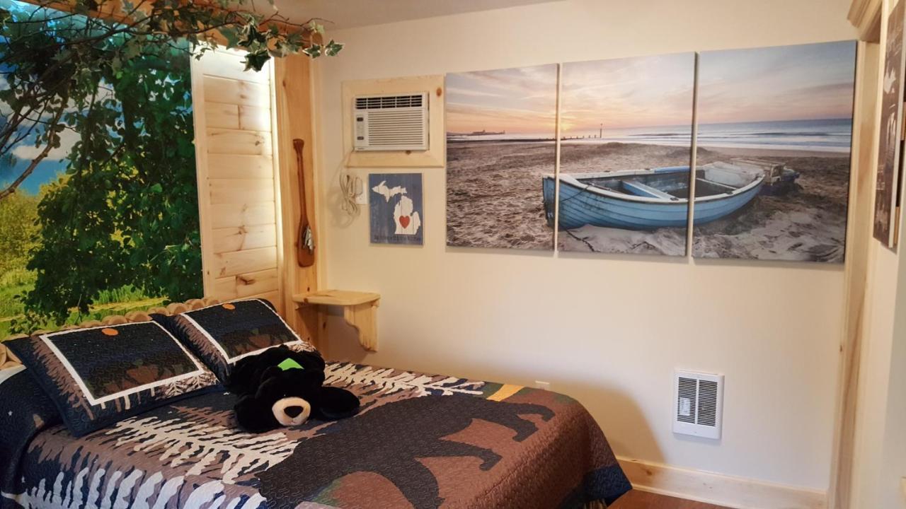 Bear Cove Inn Saint Ignace Exteriör bild